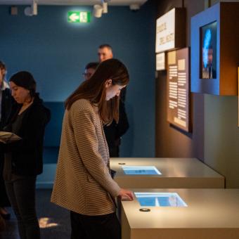 Una visitant visualitza amb el contingut de l'exposició sobre el connectoma.