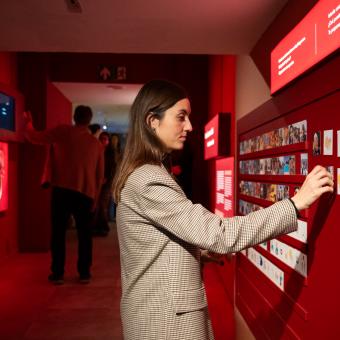 Una visitant intenta construir una frase amb pictogrames.