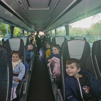Los niños en el autocar de camino a la Finca Casería Verdeval para disfrutar de diversas actividades esta Semana Santa.