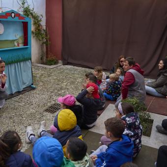 Los niños disfrutando de un espectáculo de marionetas durante las colonias de Semana Santa del programa CaixaProinfancia de la Fundación ”la Caixa”.