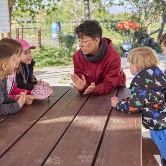 Una trabajadora social junto con los más pequeños de las colonias de Semana Santa. 