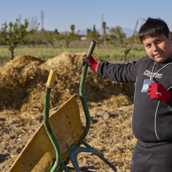 Jose, beneficiario del programa CaixaProinfancia de la Fundación ”la Caixa”, durante una de las actividades en el granero. 