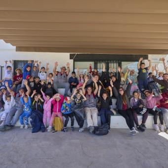 Foto de familia en las colonias de la iniciativa Abierto por vacaciones en la Finca Casería Verdeval.