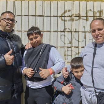 Antonio y María del Carmen junto a sus dos hijos, Jose y Leonel. 
