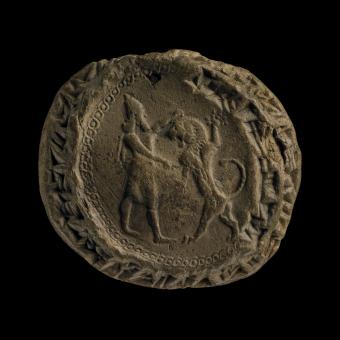 Impresión sobre arcilla de un sello con un rey asirio apuñalando a un león, 715 a. de C., Nínive (Irak). SM.2276.