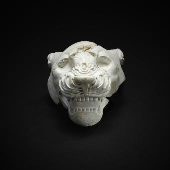 Cabeza de león tallada en piedra caliza, con una inscripción cuneiforme grabada, c. 882 a. de C. templo de Shamash, Sippar (Irak). 1882,0714.4464.