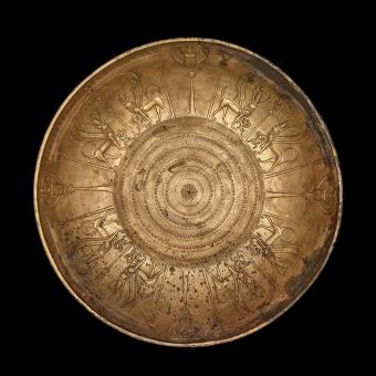 Cuenco de bronce decorado con cuatro pares de esfinges aladas y cabeza de halcón, 645-640 a. de C., palacio noroeste, Nínive (Irak). N.9.