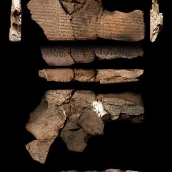 Fragmentos de arcilla de una tablilla del Poema de Gilgamesh procedentes de la biblioteca de Asurbanipal, c. 680-630 a. de C., Kuyunjik, Nínive (Irak). K.913 unido a K.2756a-b.