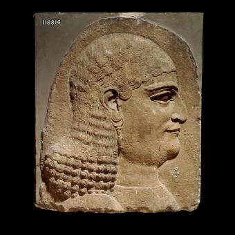 Bajorrelieve mural en yeso con un eunuco, uno de los asistentes del rey asirio, 710-705 a. de C., Jorsabad (Irak). 1847,0702.4.