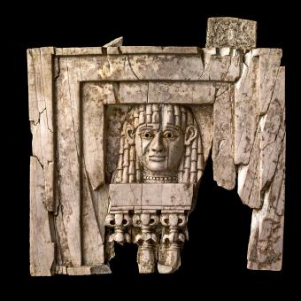 Talla en marfil de una mujer asomada a una ventana, 900-700 a. de C., palacio noroeste, Nimrud (Irak)., 1848,0720.128.