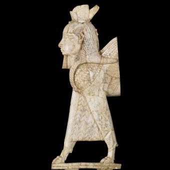 Figura tallada en marfil del frontal de una esfinge alada, 900-700 a. de C., fuerte de Salmanasar, Nimrud (Irak). 1963,1214.1.
