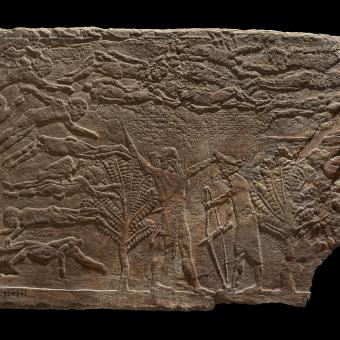 Bajorrelieve en yeso de un soldado asirio disponiéndose a decapitar a un general elamita llamado Ituni, 645-640 a. de C., palacio norte, Nínive (Irak). 1856,0909.38.