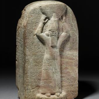 Estela de piedra que muestra a Asurbanipal restaurando un santuario en Babilonia, 668-655 a. de C., templo de Marduk, Babilonia (Irak). 1881,0324.367.