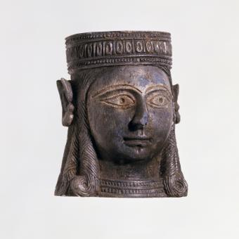 Cabeza tallada en marfil de una mujer asiria, 800-600 a. de C., palacio sureste, Nimrud (Irak). N.887.