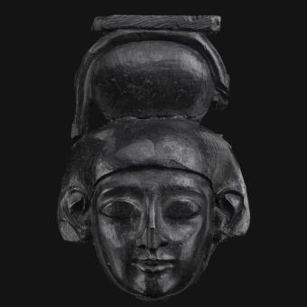 Cabeza de marfil perteneciente a un panel de marfil calado, ennegrecido por el fuego, 800-600 a. de C., palacio sureste, Nimrud (Irak). N.881.