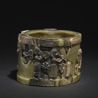 Píxide, o caja cilíndrica con tapa, de marfil, decorada con una escena continua de músicos, 800-600 a. de C., palacio sureste, Nimrud (Irak). 1856,0903.791.
