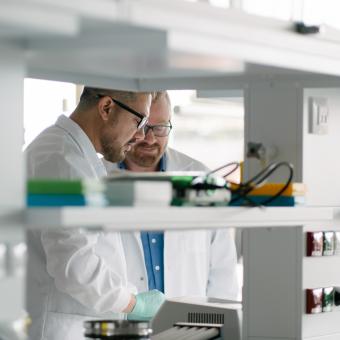 El doctor Rabinovich, líder de grupo, con Juan Carlos Stupirski, técnico general de laboratorio, en los laboratorios del CaixaResearch Institute.