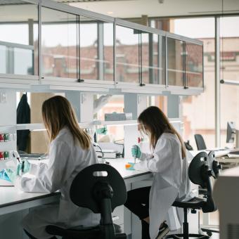 Dos investigadoras del CaixaResearch Institute trabajando en el laboratorio.