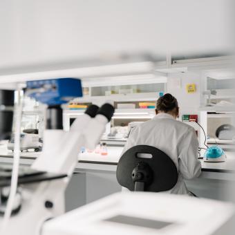 Una investigadora en los laboratorios del CaixaResearch Institute. 