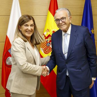 La presidenta de Cantabria, Marí­a José Sáenz de Buruaga, y el presidente de la Fundación ”la Caixa”, Isidro Fainé durante la firma del acuerdo marco.