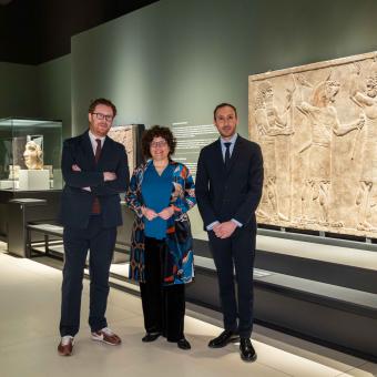 El director del British Museum, Nicholas Cullinan; la directora de CaixaForum Madrid, Isabel Fuentes, y el comisario del Departamento de la Antigua Mesopotamia en Medio Oriente del British Museum, Sébastien Rey.