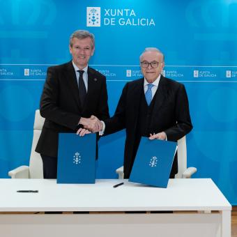 El presidente de la Xunta de Galicia, Alfonso Rueda, y el presidente de la Fundación ”la Caixa”, Isidro Fainé, en la firma del acuerdo marco.