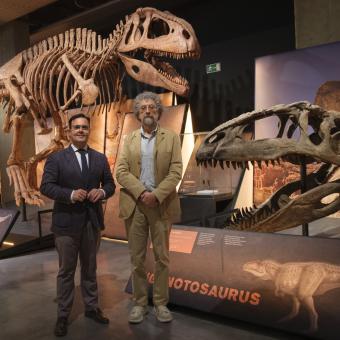 El director de CaixaForum Sevilla, Moisés Roiz, y el coordinador de la exposición, Alejandro Pérez, entre un Tyrannotitan y un Giganotosaurus.