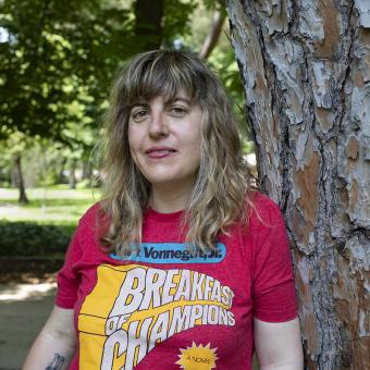 Imagen de la escritora Laura Fernández.