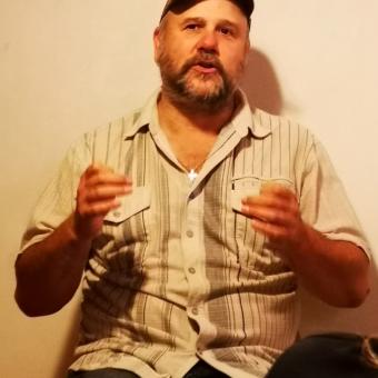 Imagen de Ricardo Lezón, cantante de McEnroe.