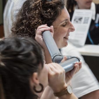 Imatge d'una participant al taller «El xiuxiueig literari».