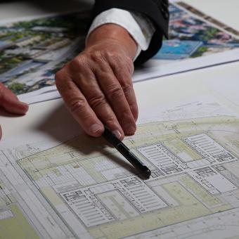 L’arquitecte Eduard Gascón amb els plànols del CaixaResearch Institute.