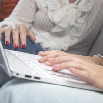 Alumna haciendo tareas escolares con el ordenador.