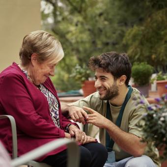 Montserrat Padrós, beneficiaria del Programa de Personas Mayores de la Fundación ”la Caixa”), y Raúl Pérez.