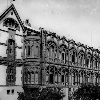 La façana de l'edifici de l'Empar de Santa Llúcia. (1926).