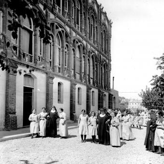 Diverses activitats a l'exterior de l'Empar de Santa Llúcia. (1926).
