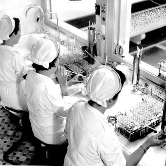 Obra Antituberculosa de ”la Caixa”. Laboratoris dels Dispensaris Blancs de l'Institut Antituberculós Francesc Moragas, al Passeig de Sant Joan, 20 (novembre 1944).