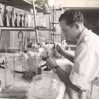 Obra Antituberculosa de ”la Caixa”. Laboratoris dels Dispensaris Blancs de l'Institut Antituberculós Francesc Moragas, al Passeig de Sant Joan, 20 (novembre 1944).