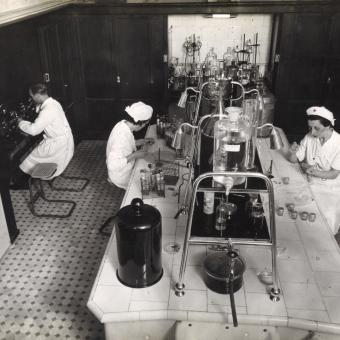 Obra Antituberculosa de ”la Caixa”. Laboratoris dels Dispensaris Blancs de l'Institut Antituberculós Francesc Moragas, al Passeig de Sant Joan, 20 (novembre 1944).