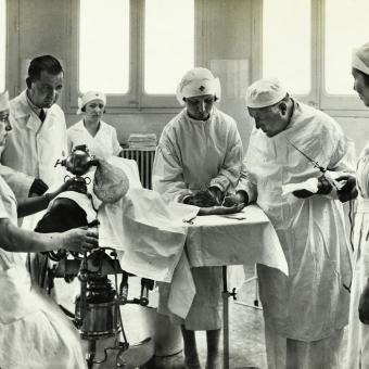 Interior de la Clínica de Cirugía del Instituto de la Mujer que Trabaja en la calle Escorial 177. Intervención por los doctores Joaquin Soler Dopff y Fidel Saval. (1935).