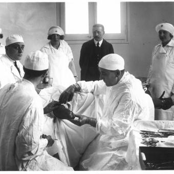 Francesc Moragas (director general de la Caixa de Pensions per a la Vellesa i d'Estalvis), observant una intervenció quirúrgica per a l'adaptació d'una pròtesi a l'Institut per a la rehabilitació física de mutilats. (1922).