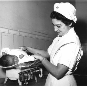 Infermera de l'Escola d'Infermeria de Santa Madrona a la clínica Maternal de l'Institut de la Dona que Treballa (dècada de 1960).