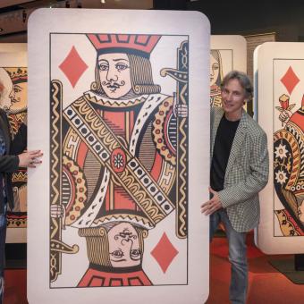 La conservadora sénior de Teatro y Performance del Victoria and Albert Museum de Londres y comisaria de la muestra, Kate Bailey, i el director de CaixaForum València, Álvaro Borrás.