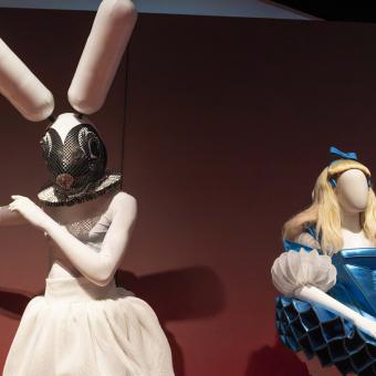 Dos obras expuestas en la exposición «Los mundos de Alicia» en CaixaForum València.