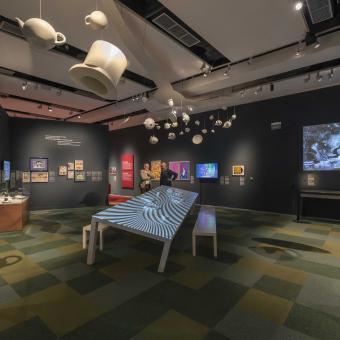 Dos visitantes en una de las salas de la exposición «Los mundos de Alicia» en CaixaForum València.