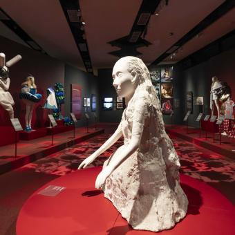 Una de las obras presentes en la exposición «Los mundos de Alicia» en CaixaForum València.