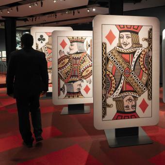 Un visitante recorriendo la exposición «Los mundos de Alicia» en CaixaForum València. .