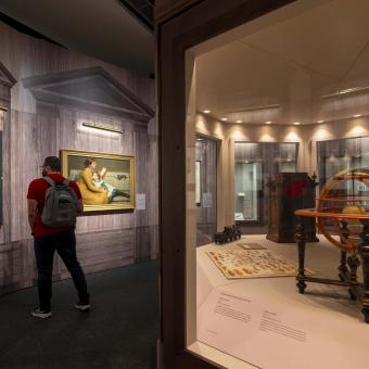 Un visitante en la exposición Los mundos de Alicia en CaixaForum València. 