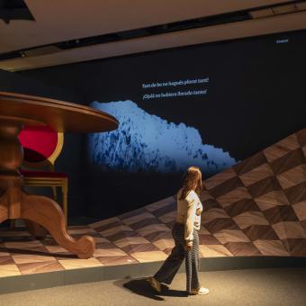 Una visitante admirando una de las salas de la muestra «Los mundos de Alicia» en CaixaForum València.