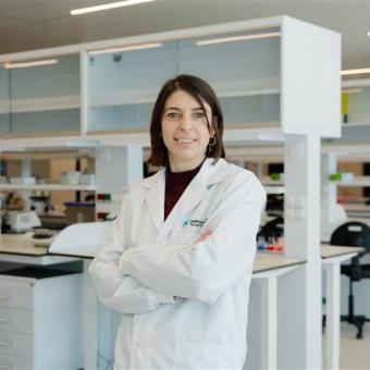 Gemma Moncunill, biòloga, doctora en Immunologia i líder de grup sènior al CaixaResearch Institute.