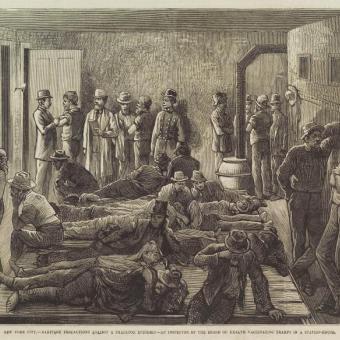 Mesures sanitàries contra una epidèmia de verola a Nova York. Un inspector de la Junta de Salut vacuna persones sense llar en una comissaria.